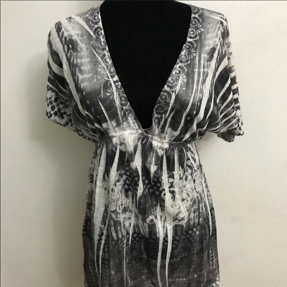 Women’s Small Unity Beach V neck top